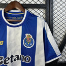 Camisola primeiro equipamento azul/branco 2025/26 Emblema bordado